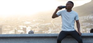 atleta-beve-acqua-durante-attivita-palestra-new-athletic-padova